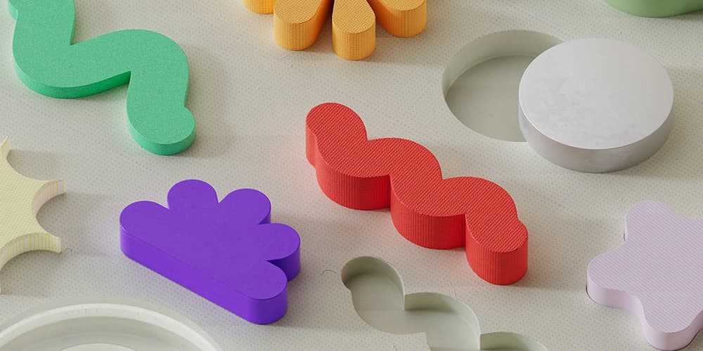 أشكال ملوّنة مجسّمة على سطح فاتح، مع ظلال وجوانب ظاهرة توضّح العمق.