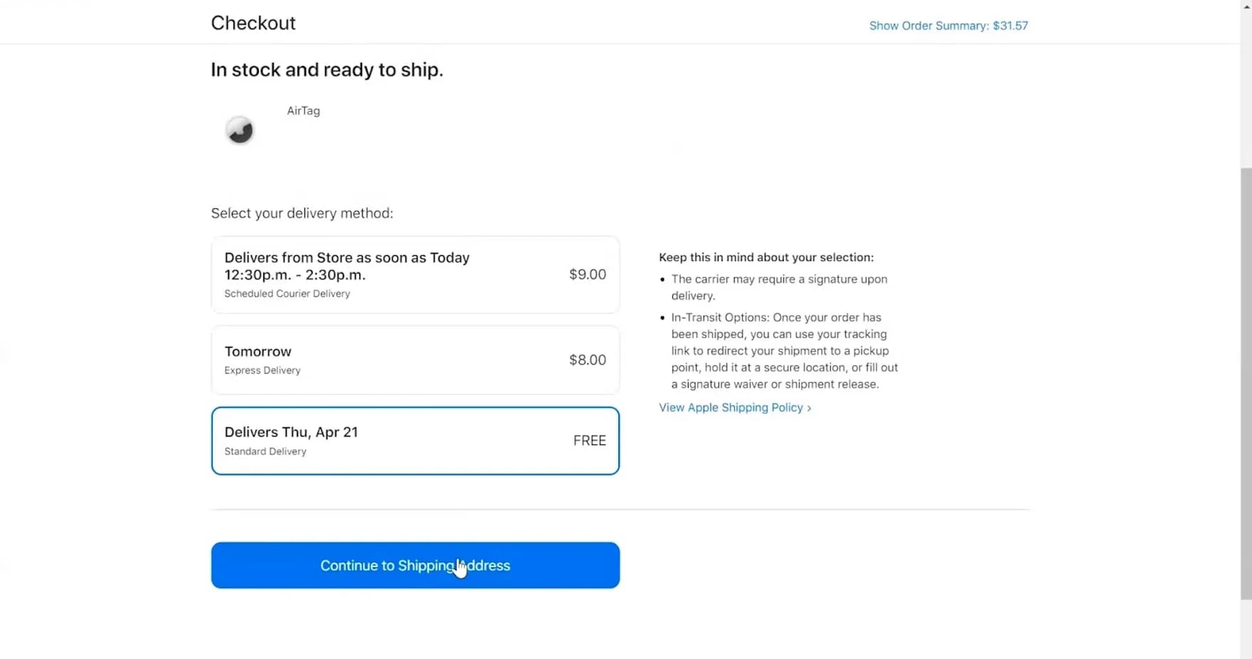 خيارات التوصيل في موقع Apple على الحاسوب تَعرِض موعد الوصول وتكلفة كل خيار، مع تحديد التوصيل المجاني.