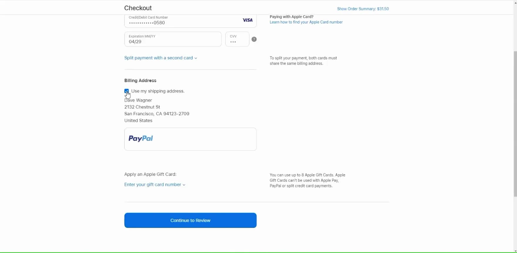 صفحة دفع Apple تَعرِض خيار استخدام عنوان الشحن للفاتورة، مع العنوان أسفله وزِرّ المتابعة إلى المراجعة.