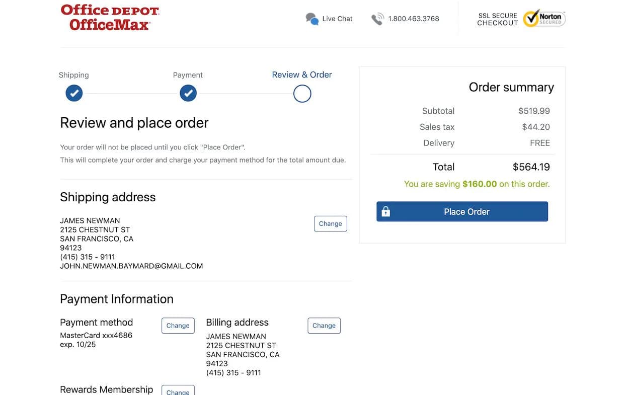 صفحة مراجعة طلب Office Depot على الحاسوب تَعرِض عنوان الشحن وبيانات الدفع ومُلخَّص التكلفة، مع أزرار التعديل وتأكيد الطلب.