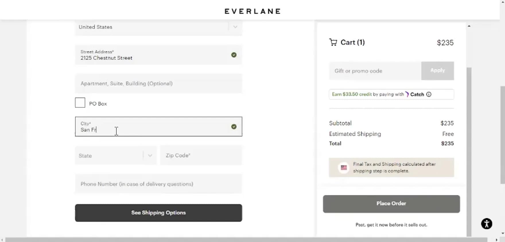 نَمُوذج عنوان في Everlane يُظهِر كتابة المدينة يدويًا، مع حقول الولاية والرمز البريدي المتاحة أسفلها.